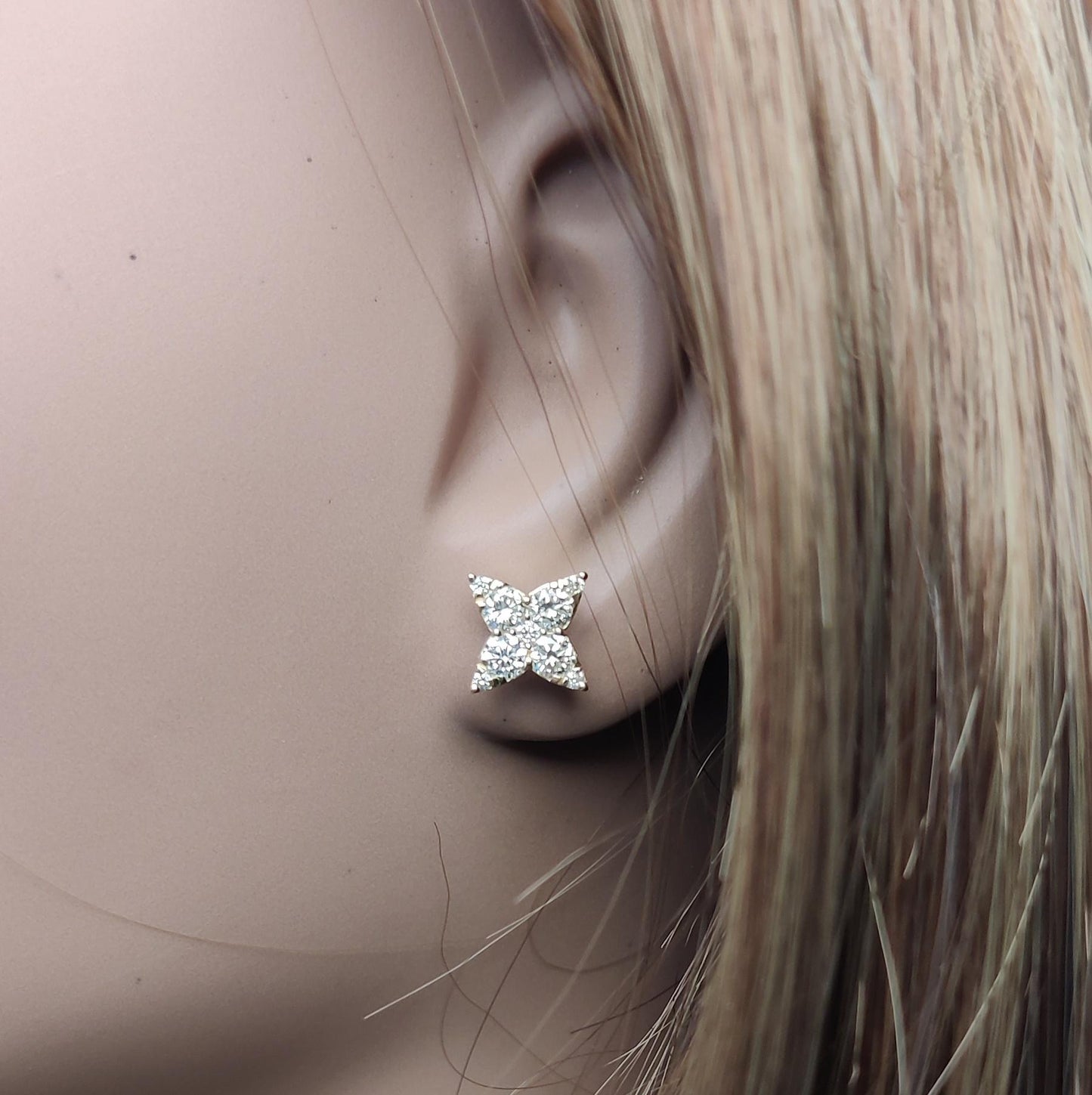 Natural White Round Diamond 0.90 Carat TW Yellow Gold Stud Earrings