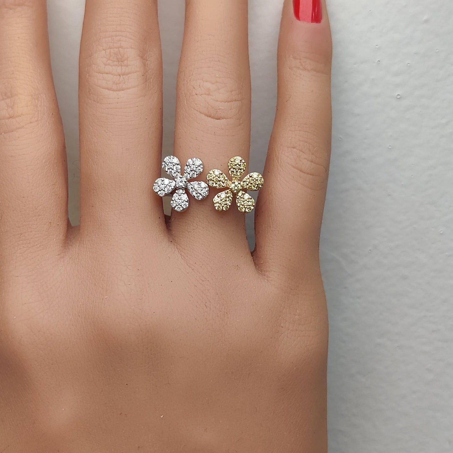 Natural Yellow Round Diamond 0.84 Carat TW Gold Cocktail Ring