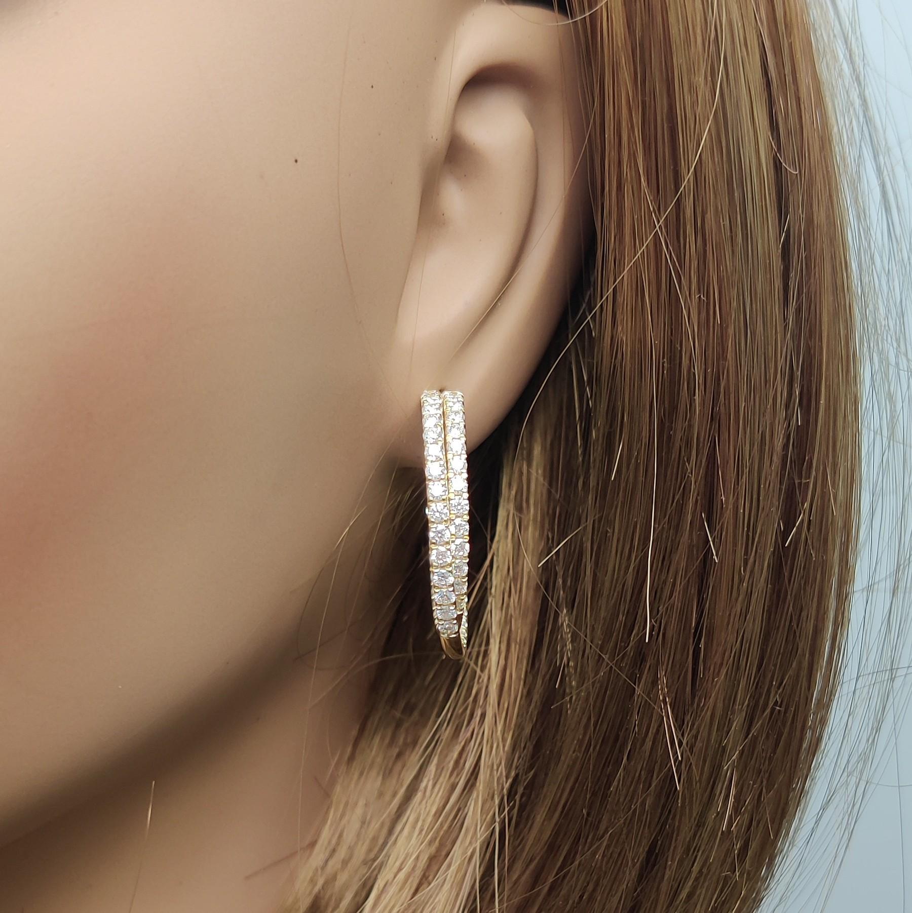 Natural White Round Diamond 2.61 Carat TW Yellow Gold Hoop Earrings