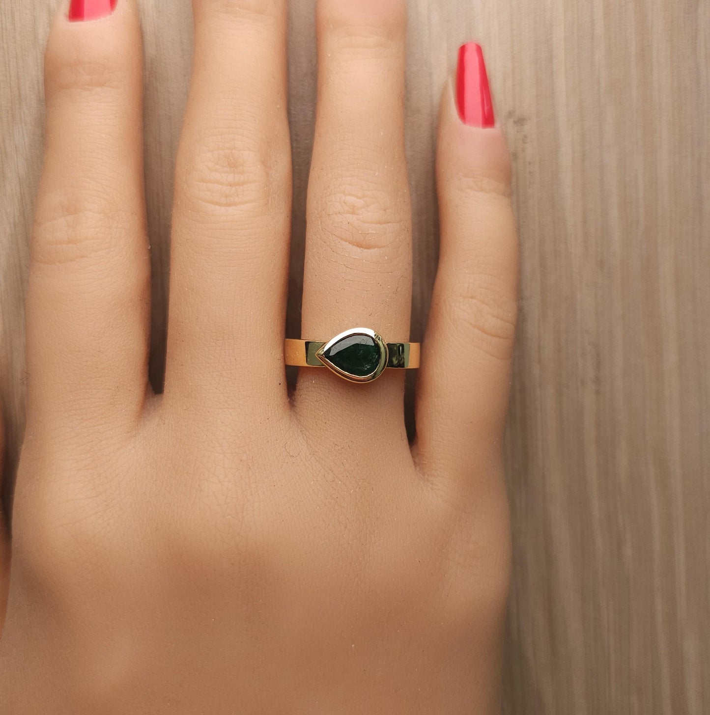 Natural Pear Emerald 1.25 Carat TW Yellow Gold Cocktail Ring