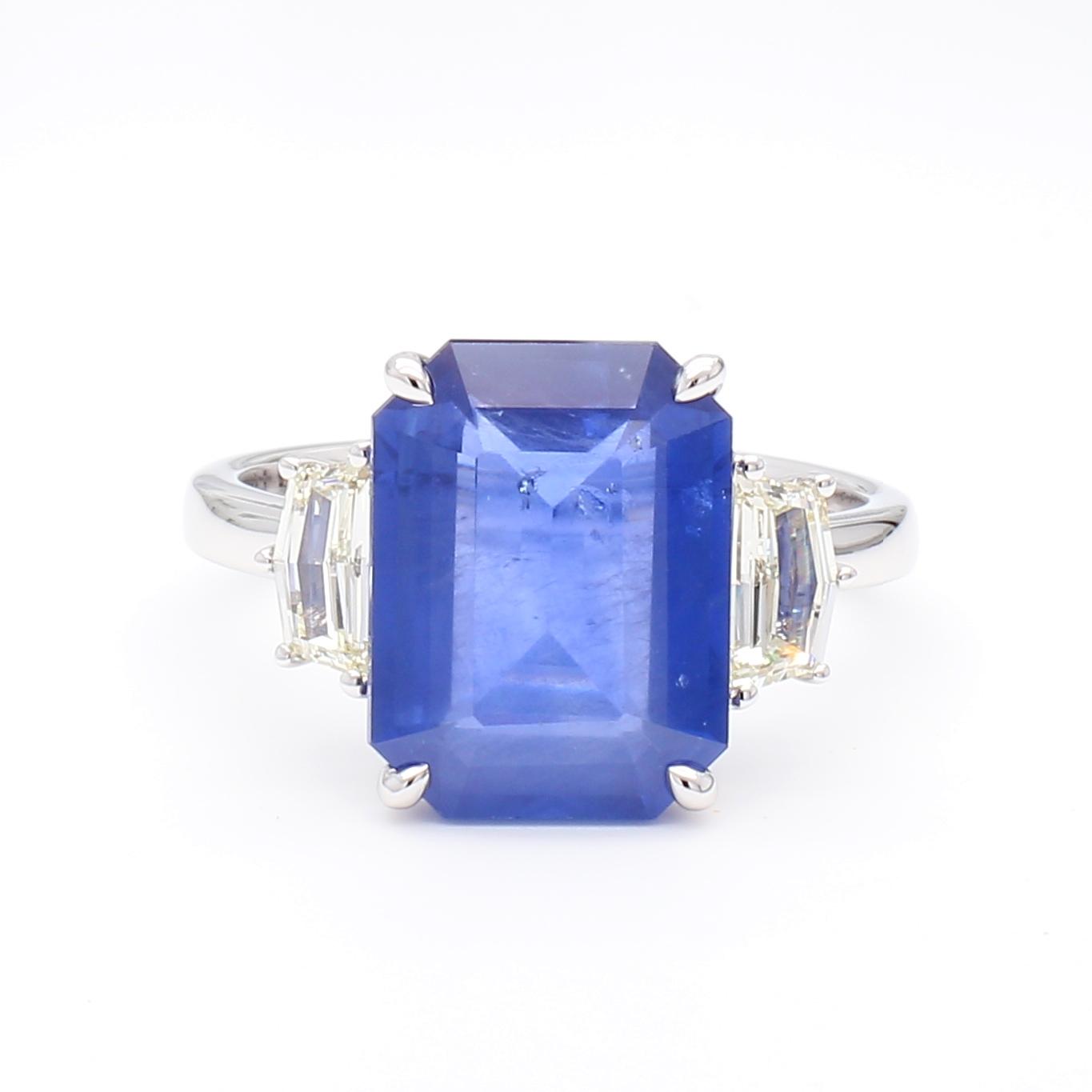 Natural Blue Emerald Sapphire and White Diamond 6.99 Carat TW Gold Cocktail Ring