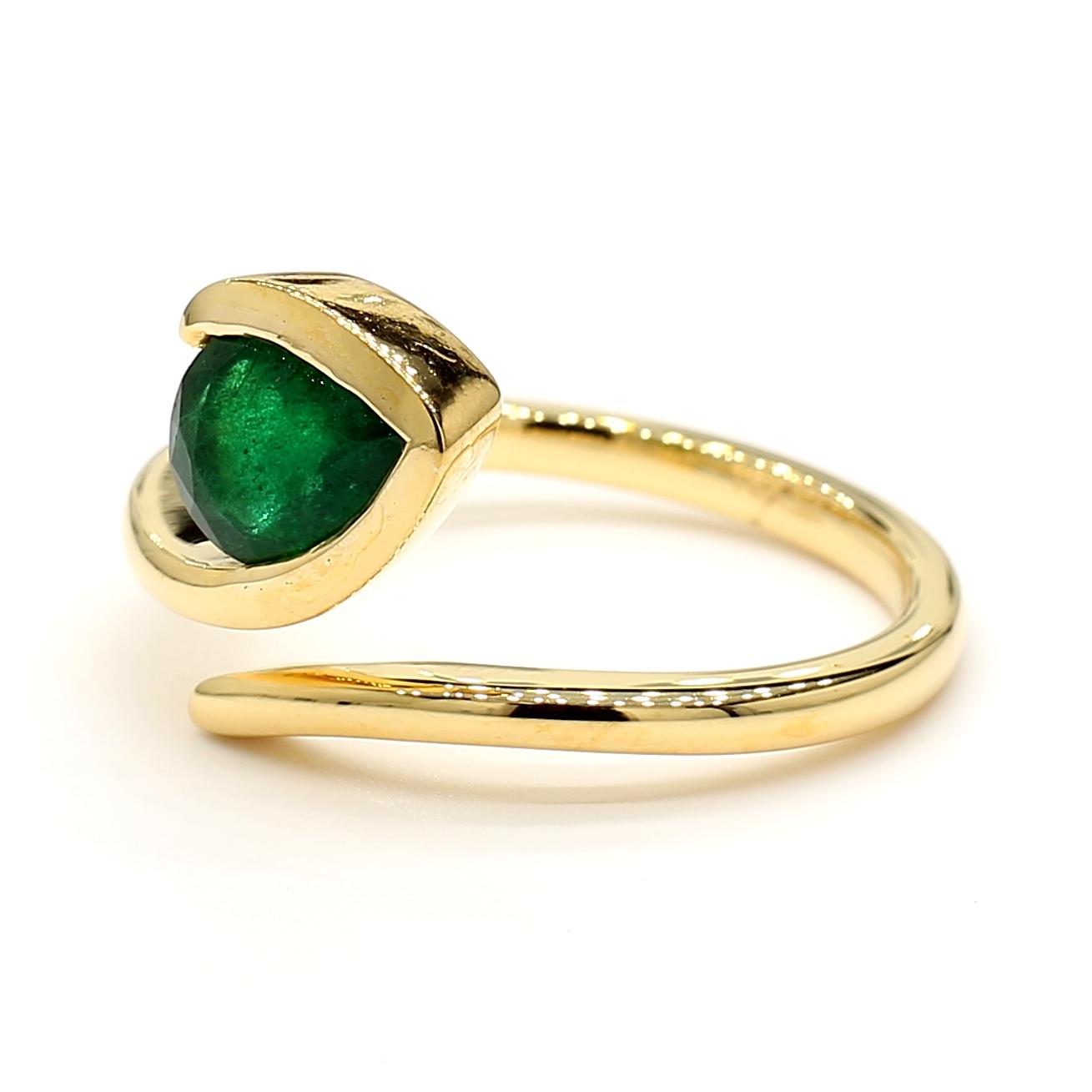 Natural Pear Emerald 0.91 Carat TW Yellow Gold Cocktail Ring
