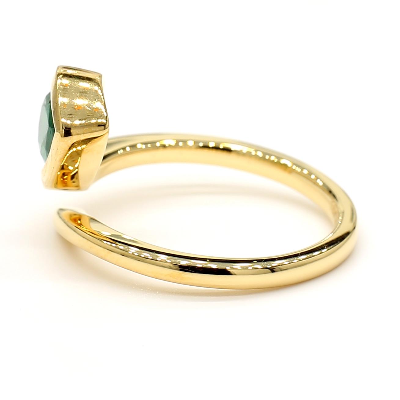 Natural Pear Emerald 0.91 Carat TW Yellow Gold Cocktail Ring