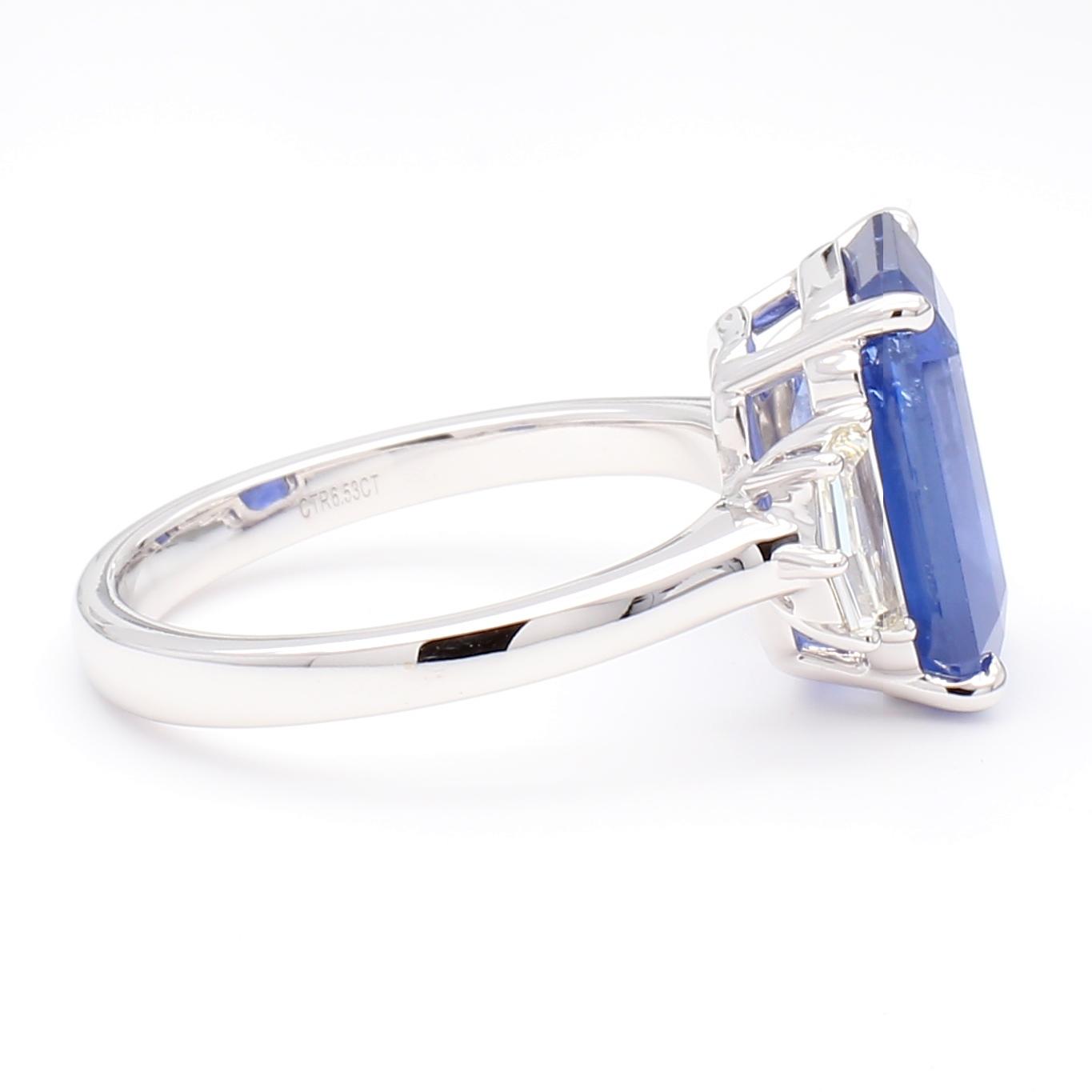 Natural Blue Emerald Sapphire and White Diamond 6.99 Carat TW Gold Cocktail Ring