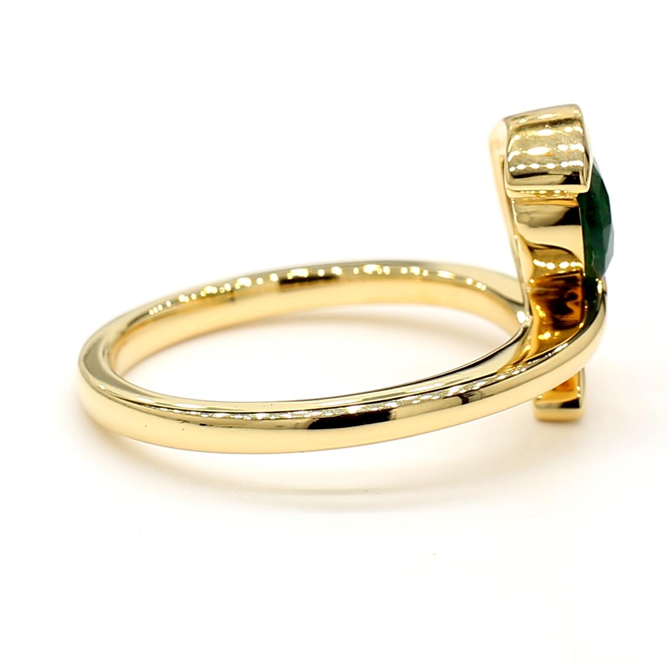 Natural Pear Emerald 0.91 Carat TW Yellow Gold Cocktail Ring